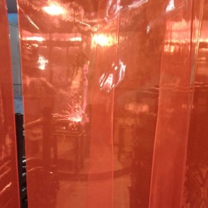 30cm宽厂房专用红色防电焊渣弧光软玻璃空调门帘